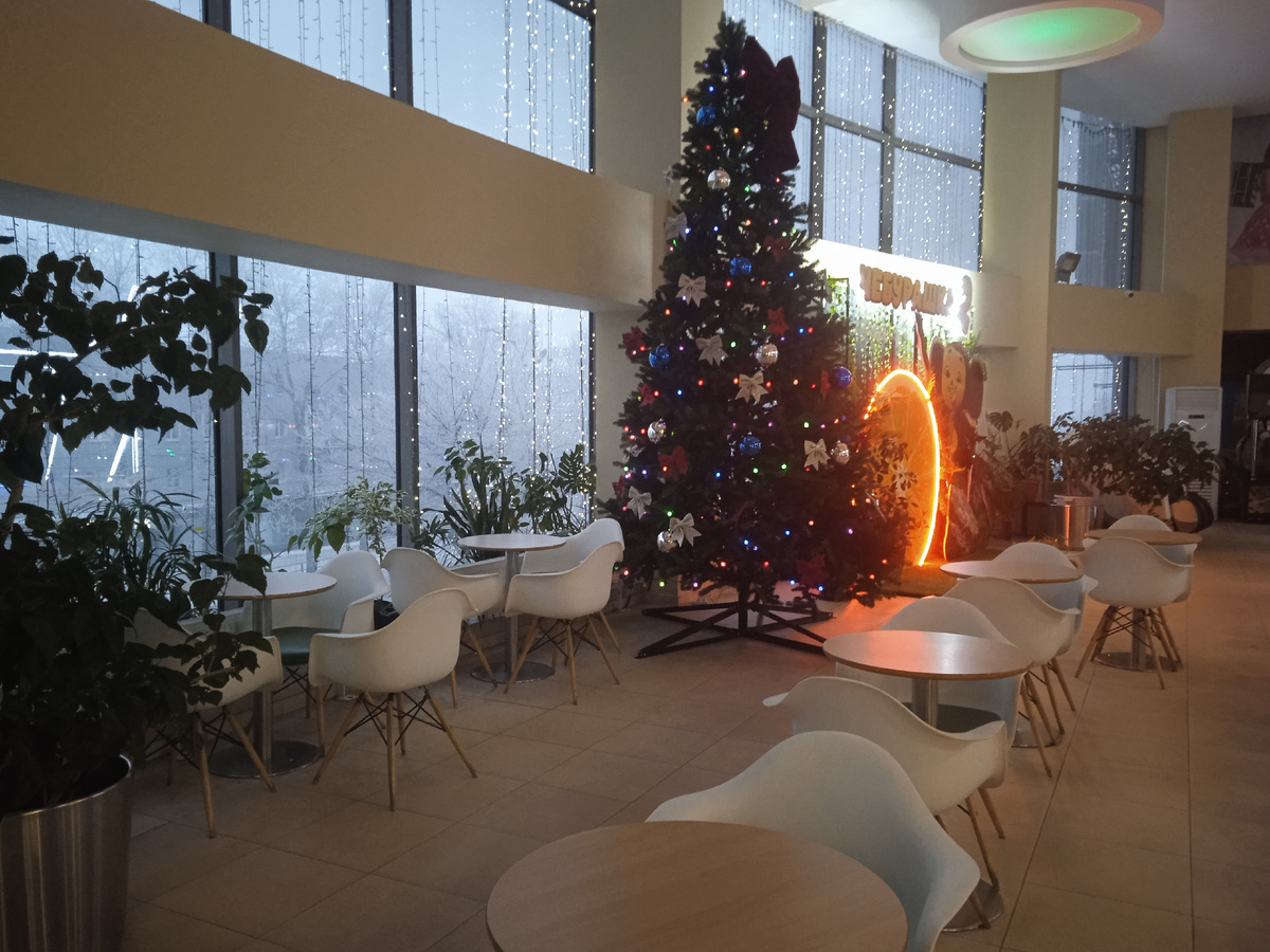 Внутри кинотеатра.