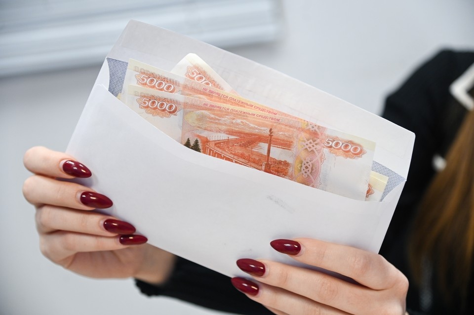    Россияне в праздники смогут заработать от 70 до 200 тысяч рублей Ольга ЮШКОВА