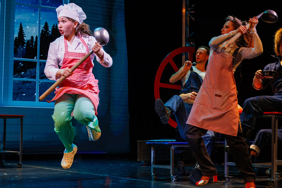    Сцена из мюзикла «Девчата»