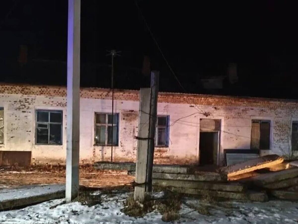    На месте пожара в многоквартирном одноэтажном доме в селе Галенки в Приморском крае | © Фото : Прокуратура Приморского края/Telegram