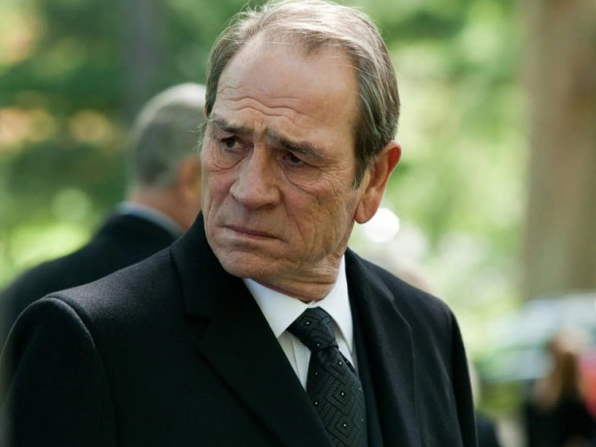    Джонс получил степень бакалавра по литературе в 1969 году