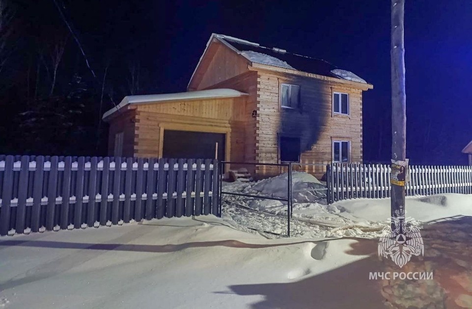    В Якутии названа предварительная причина пожара, где погибли пять человек Фото: МЧС Якутии