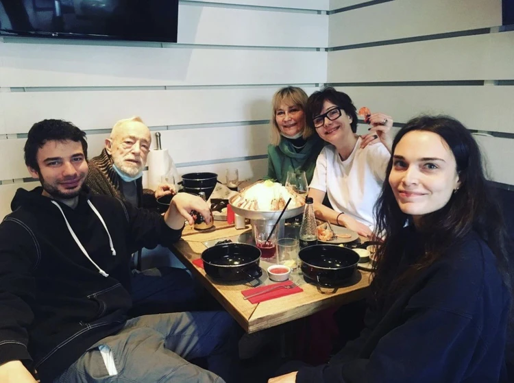 Никита Табаков (крайний слева) с семьей