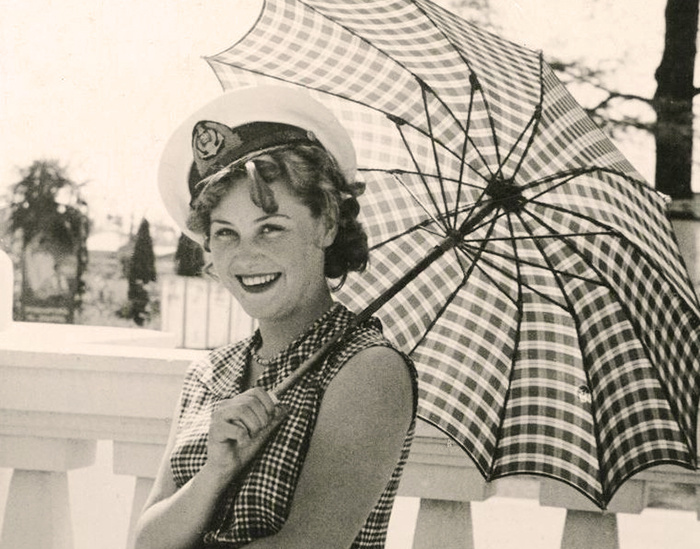 Когда после окончания десятилетки в 1949 году она все-таки собралась в Москву поступать во ВГИК "чтобы учиться на артистку", отец, погладив дочку по голове, ласково утешил: "Ничего – провалишься, вернешься домой, выучишься бухгалтерскому учету..." Мать была резче: "Куда тебе в калашный ряд!"