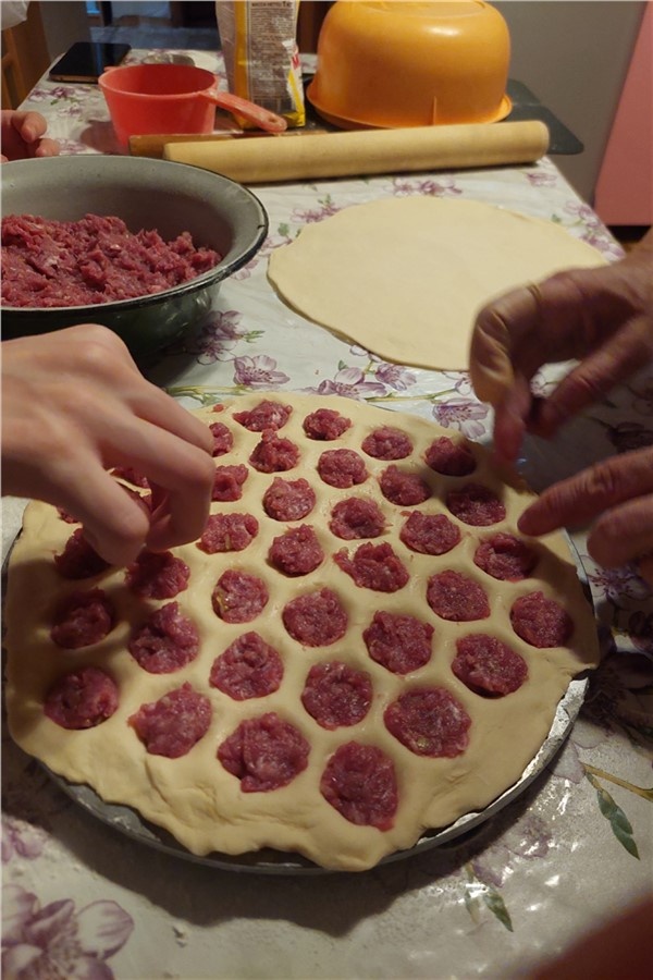 «Предновогодняя лепка пельменей у родителей»
Источник: vk.com/mariasikora
