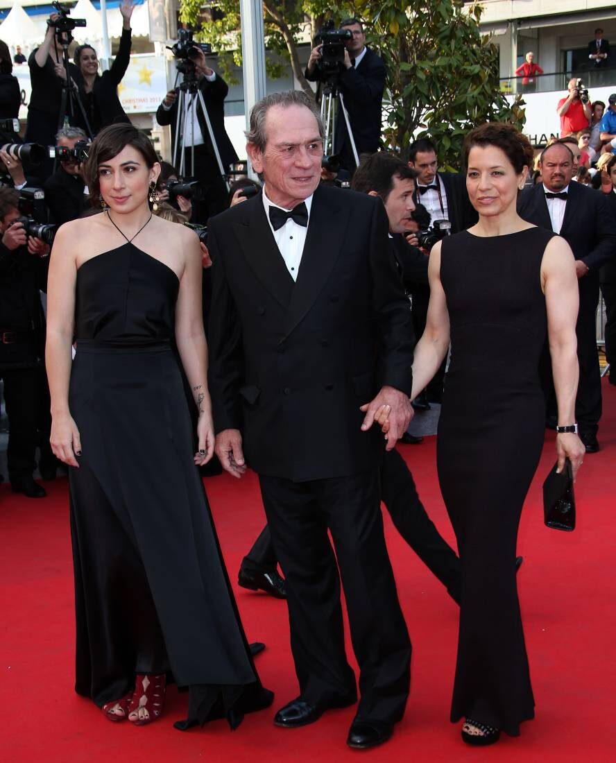    Виктория Джонс с отцом и его третьей женой Дон Лорел Джонс на Каннской премьере фильма «Хозяин дома». 2014 годLegion-Media