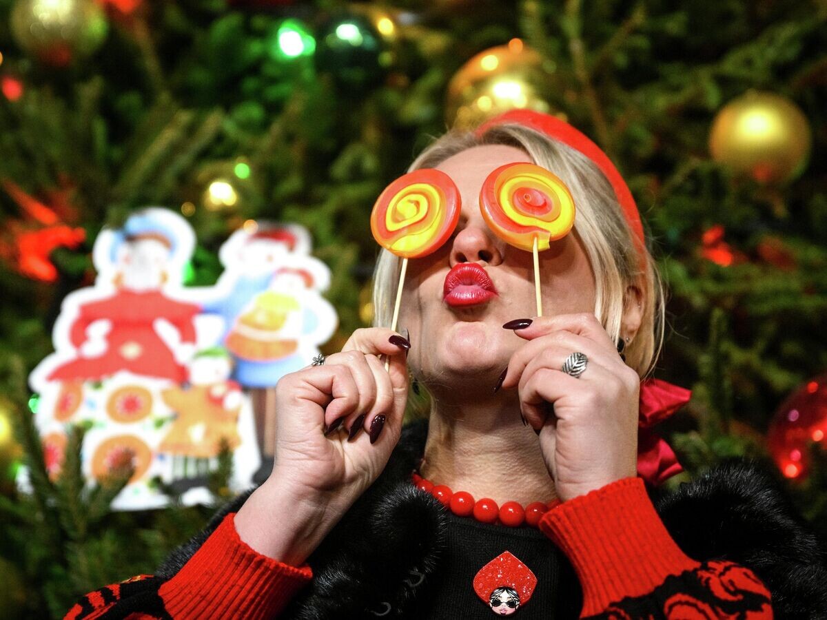    Горожанка на новогодней ГУМ-ярмарке на Красной площади в Москве | © РИА Новости / Кирилл Зыков