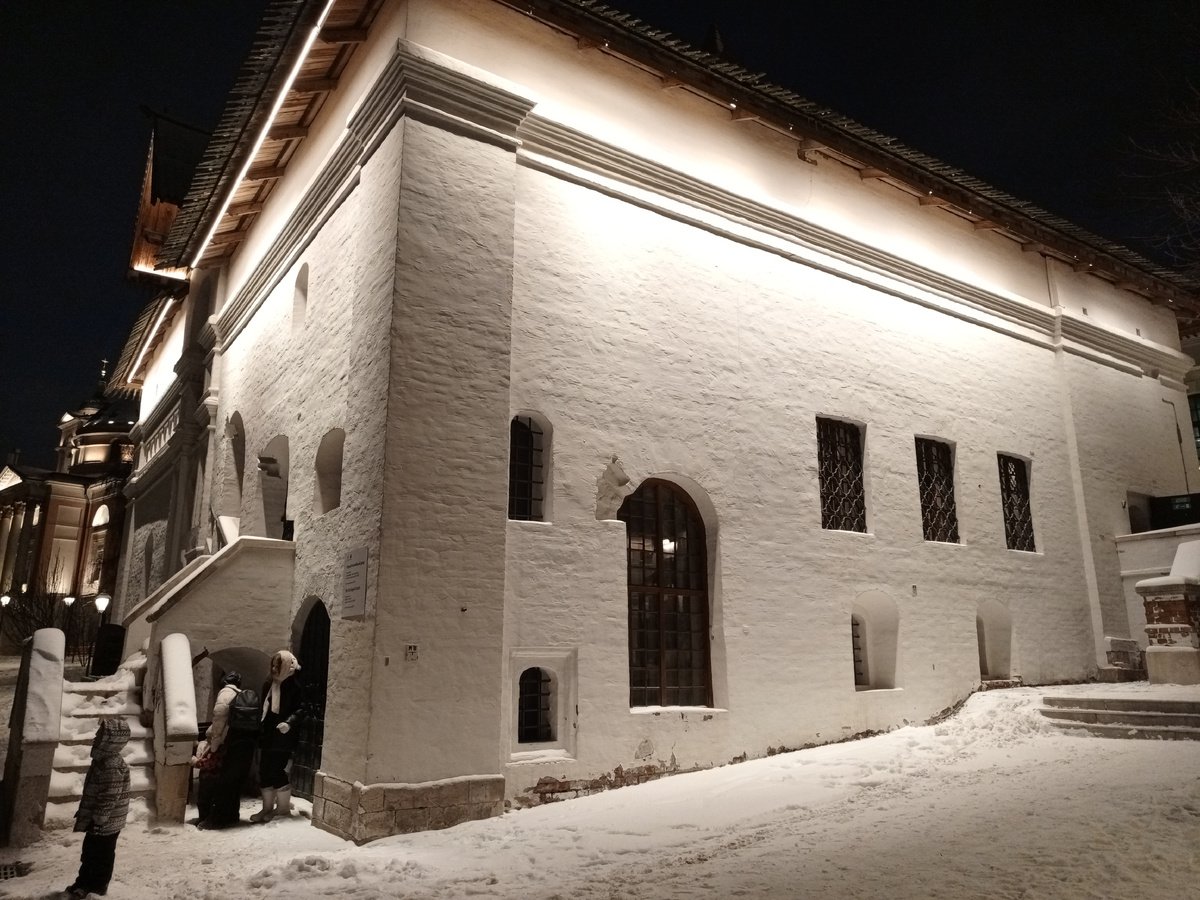 Здание Старого английского двора было построено в XV веке, позже достраивалось. Фото автора. 