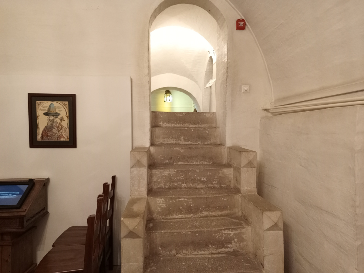 Старые лестницы - переходы по порталам комнат между толстых стен. Фото автора. 