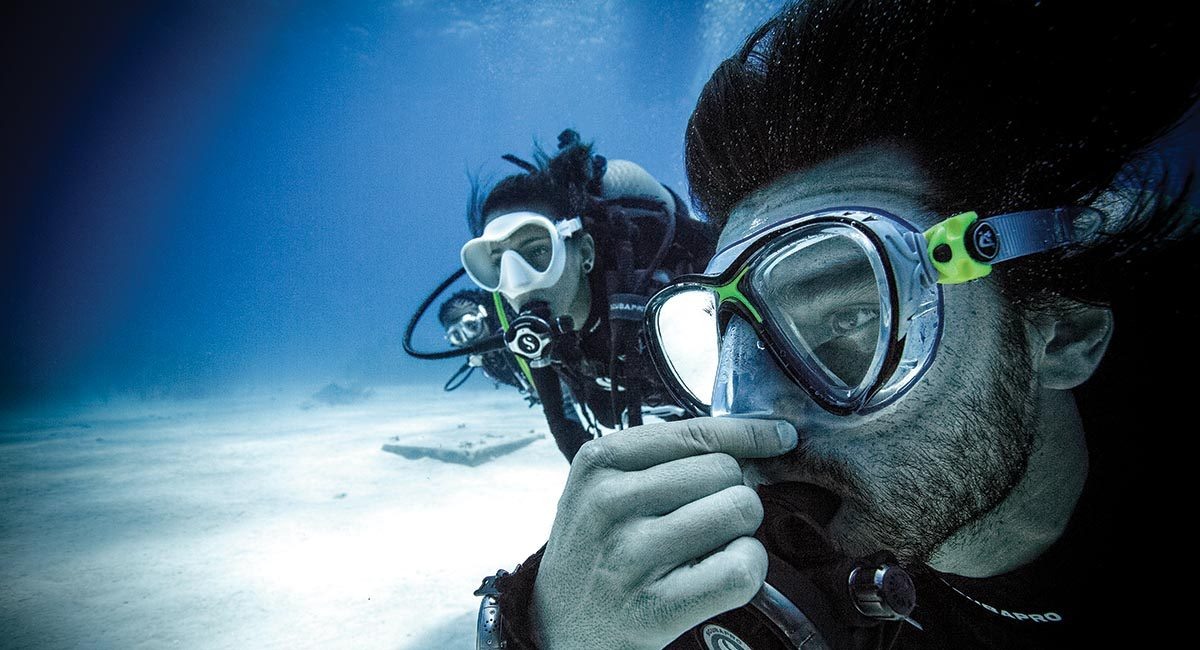 Почему эта фраза часто заканчивается паникой под водой**

Я работаю инструктором и слышу эту фразу почти каждый день — перед самым погружением.
И почти всегда она звучит одинаково спокойно.

Человек улыбается, машет рукой и говорит:
«Да ерунда, чуть заложен нос. Сейчас продуется».

Под водой всё часто идёт по другому сценарию.

Что происходит на самом деле

Даже лёгкая заложенность носа влияет не на комфорт, а на контроль.

— уши перестают нормально продуваться
— дыхание кажется непривычным
— появляется напряжение
— тело начинает «спрашивать»: а всё ли в порядке?

Именно в этот момент у многих начинается паника.

Не потому что человек слабый.
А потому что организм понимает:
контроль над ситуацией уходит.

Почему паника возникает внезапно

Паника под водой почти никогда не начинается резко.

Сначала это мысль:
«Странно… раньше так не было»

Потом — желание ускорить подъём.
Потом — суета, сбившееся дыхание, страх.

И всё это может случиться на небольшой глубине, буквально в первые минуты.

Самая частая ошибка новичков

Новички думают, что паника — это психология.
На самом деле в дайвинге это чаще физиология.

Если:

уши не продуваются на поверхности

есть насморк

дыхание кажется непривычным

👉 под водой лучше не станет.

Что должен делать хороший инструктор

Хороший инструктор никогда не будет уговаривать.

Он скажет «стоп», даже если:
— клиент заплатил
— группа ждёт
— «очень хочется»

Потому что безопасность всегда важнее погружения.

Главное, что нужно запомнить

Паника в дайвинге — это не слабость.
Это сигнал организма, что он не готов.

И лучше услышать этот сигнал на поверхности,
чем под водой.


