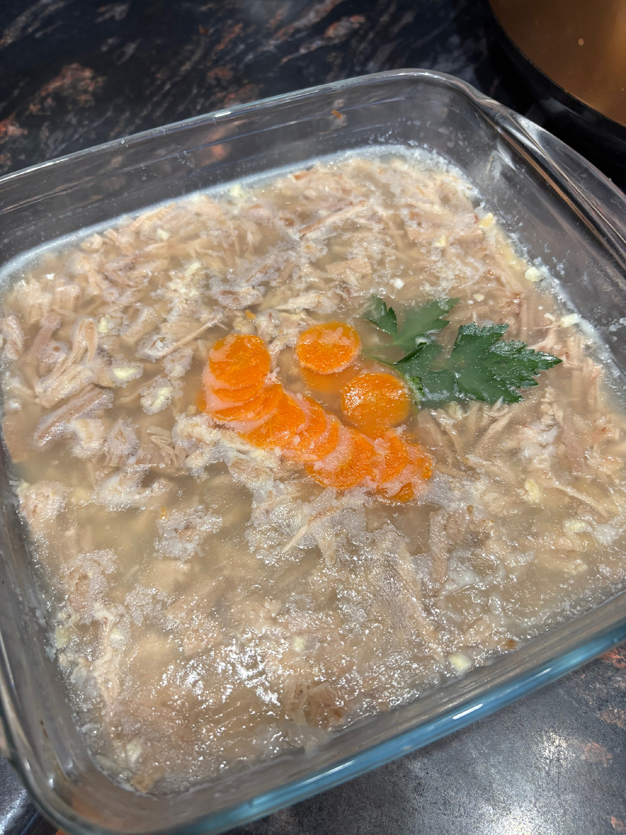 Мой студент, мало желе получилось, но много мясо, было очень даже вкусно.