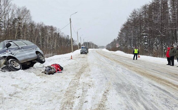 Движение по автодороге в праздничный день нельзя назвать оживлённым. Могло пройти несколько часов, пока кто-то из водителей сообразил позвонить в экстренную службу / Фото: пресс-служба ГИБДД по Сахалинской области