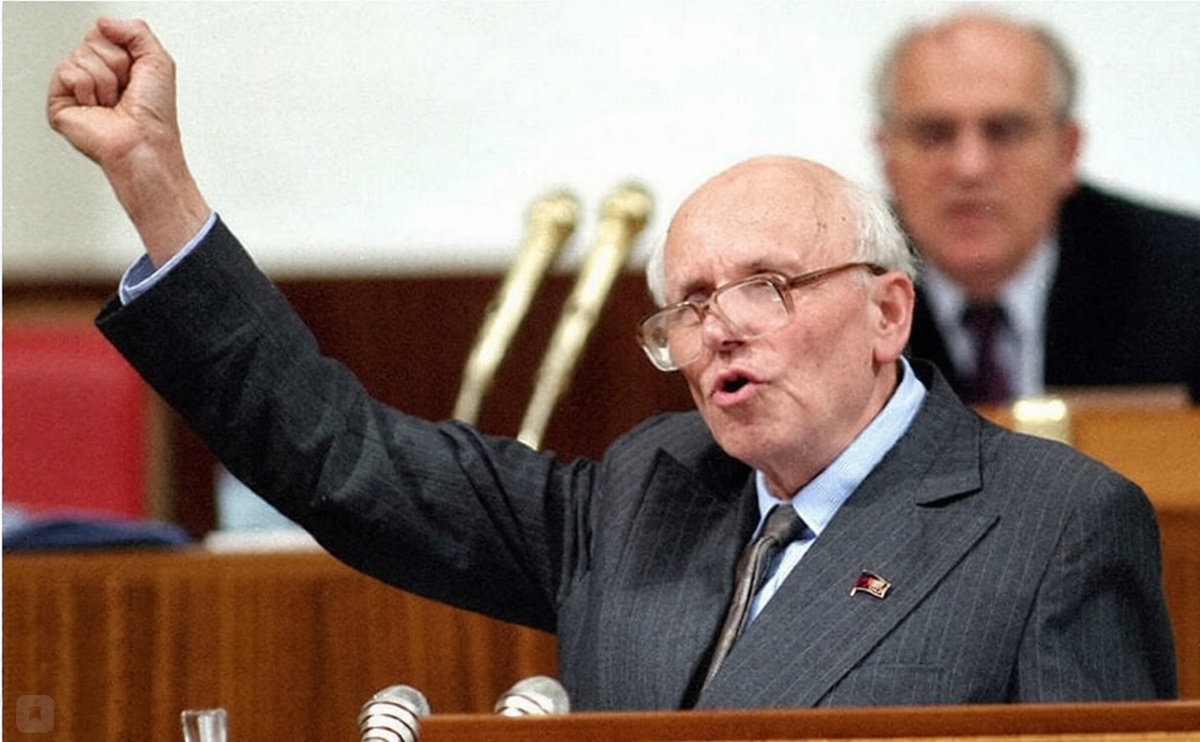 Диссидент, ядерщик, Сахаров. Изобретатель водородной бомбы, который пошёл на попятой у Запада. А был гением-физиком