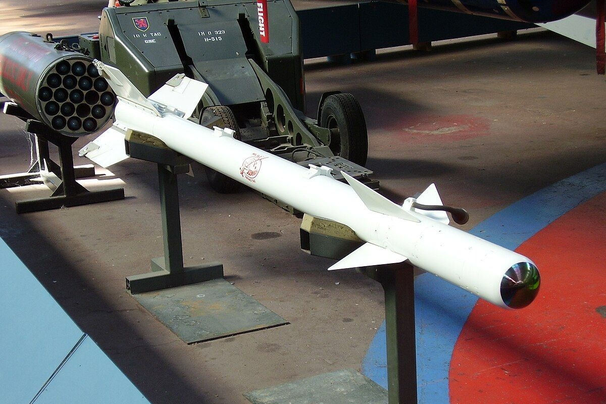    Р-3 в военном музее Брюсселя. Управляется ракета передними поворотными рулями, в носу - стеклянное окно инфракрасной системы самонаведения. /Marcelloo/Wikimedia commons