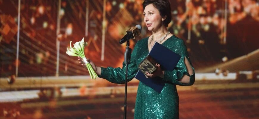 Мария Аксёнова — выпускница механико-математического факультета МГУ, лауреат премии Президента РФ в области образования, лауреат премии Знание за вклад в русский язык, предприниматель, писатель, телеведущая, психолог, в интервью для Школы журналистики имени Владимира Мезенцева при Центральном доме журналиста рассказала о своём пути в творческие профессии, создании знаменитой, «Энциклопедии для детей «Аванта+», а также о том, почему считает важным развитие в любой сфере деятельности. 