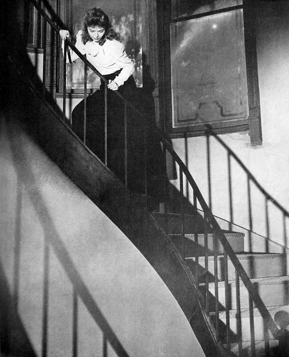 Дороти Макгуайр в роли Хелен. За ее спиной - зеркало, столь любимое мастерами нуара и хоррора. Оно делает некоторые сцены особенно драматичными.