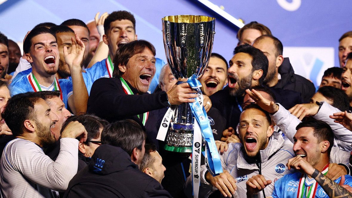    Главный тренер «Наполи» Антонио Конте и игроки с трофеем за победу в Суперкубке Италии. Reuters