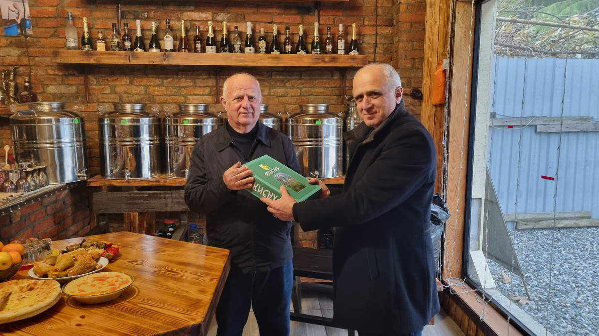 Я вручаю двухтомник "Абхазия - Страна Души" уважаемому Геннадию Дикрановичу Багателия: 1 января 2026 года