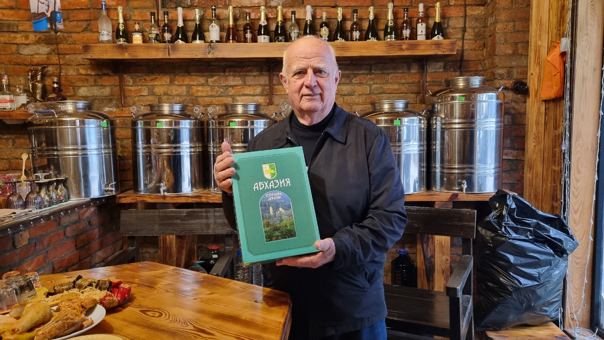 Геннадий Дикранович Багателия - мой глубокоуважаемый старший друг, один из самых авторитетных жителей города Пицунды, Гагрского района и Республики Абхазия в целом 