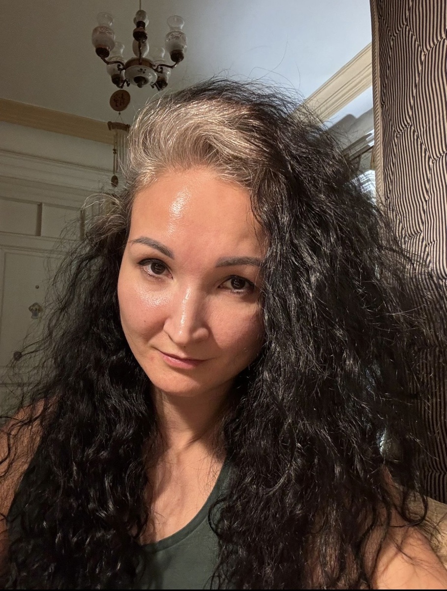 Мои волосы были кучеряво-вьющимися от природы.
Но я потратила годы на то, чтобы их скрывать.
Тонна краски, утюжок каждый день. Я воевала с собой, потому что думала, что мои естественные кудри — это недостаток, который нужно исправить.
Я прятала себя под слоями “нормальности”.