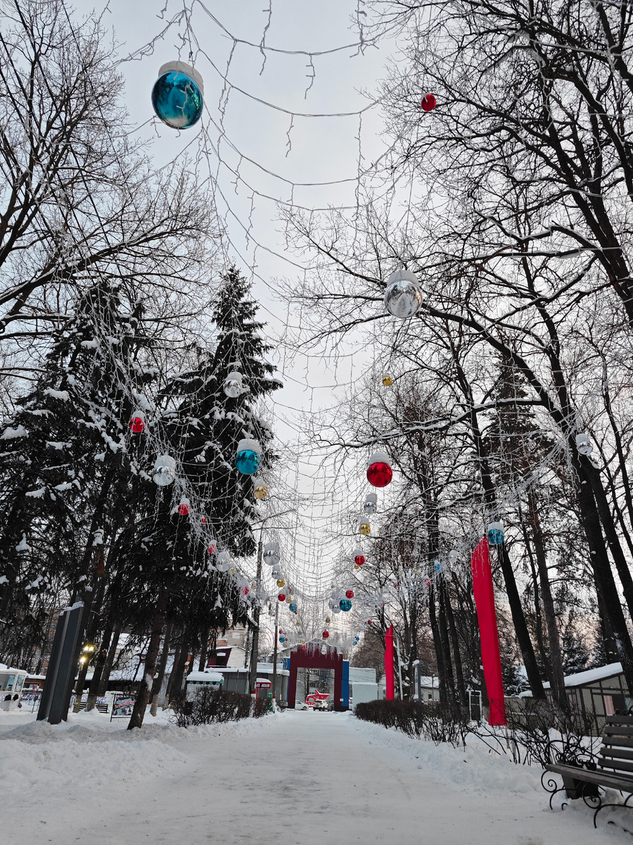 Входная группа. Повесили шарики.