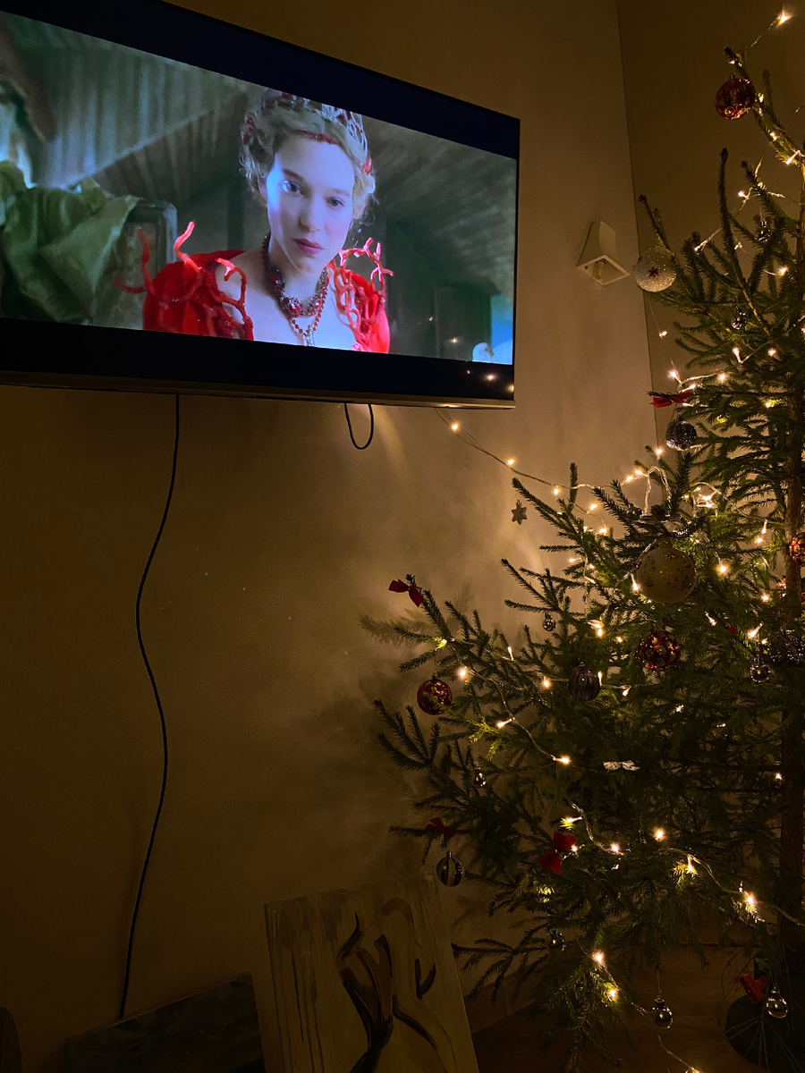 Вечером прекрасно посидеть и посмотреть старые фильмы 