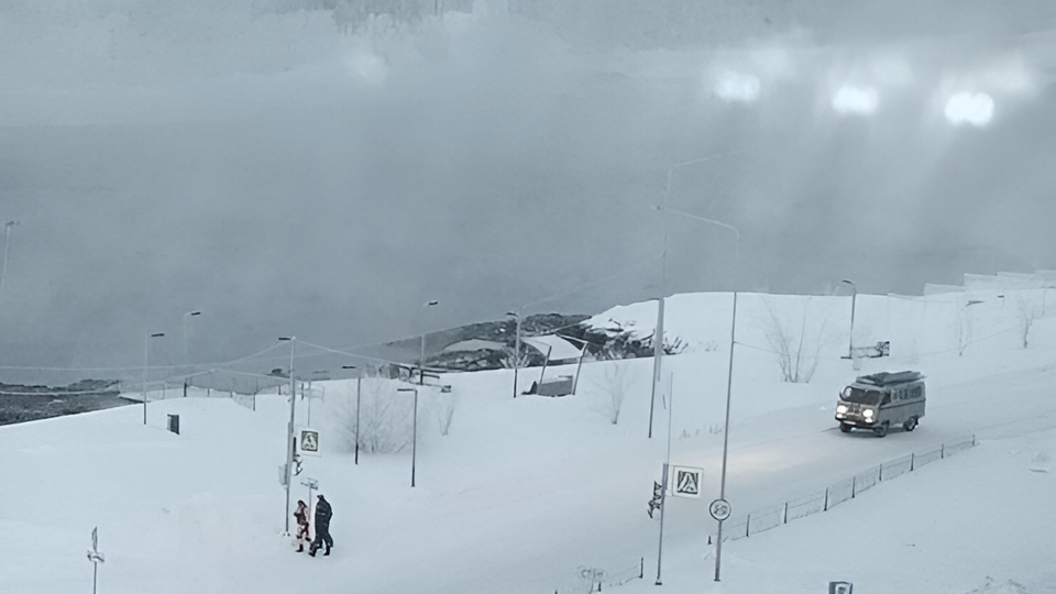     Купавшуюся в ледяной воде женщину унесло течением под Мурманском ИЗВЕСТИЯ/источник