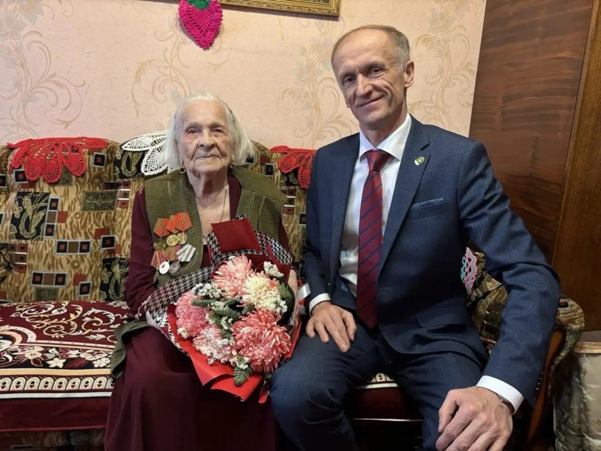     Труженицу тыла Клавдию Семкину со 100-летием поздравил глава Куртамышского округа Андрей Гвоздев