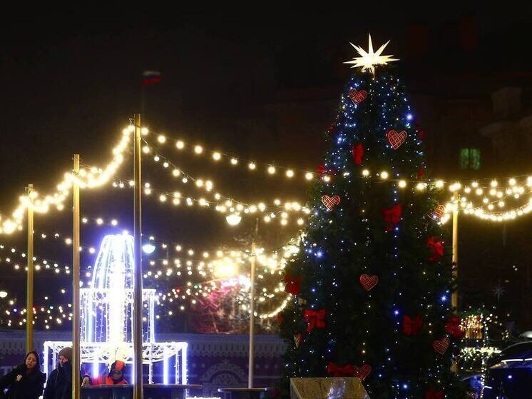     Таким образом, даже зимой фонтаны продолжают оставаться частью праздничного оформления города. Фото: МК в Питере/ Дарья Иванова