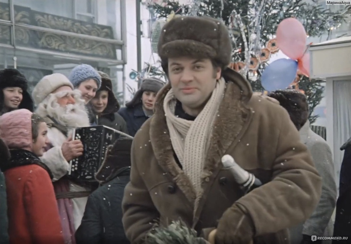 Павел купил шампанское и спешит к Жене