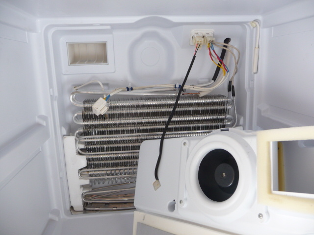 Так выглядит испаритель в холодильниках с системой No Frost. Охлаждение камер происходит за счет вентилятора (на фото черный круг), который продувает воздух через этот испаритель, он охлаждается и циркулирует по камерам. 