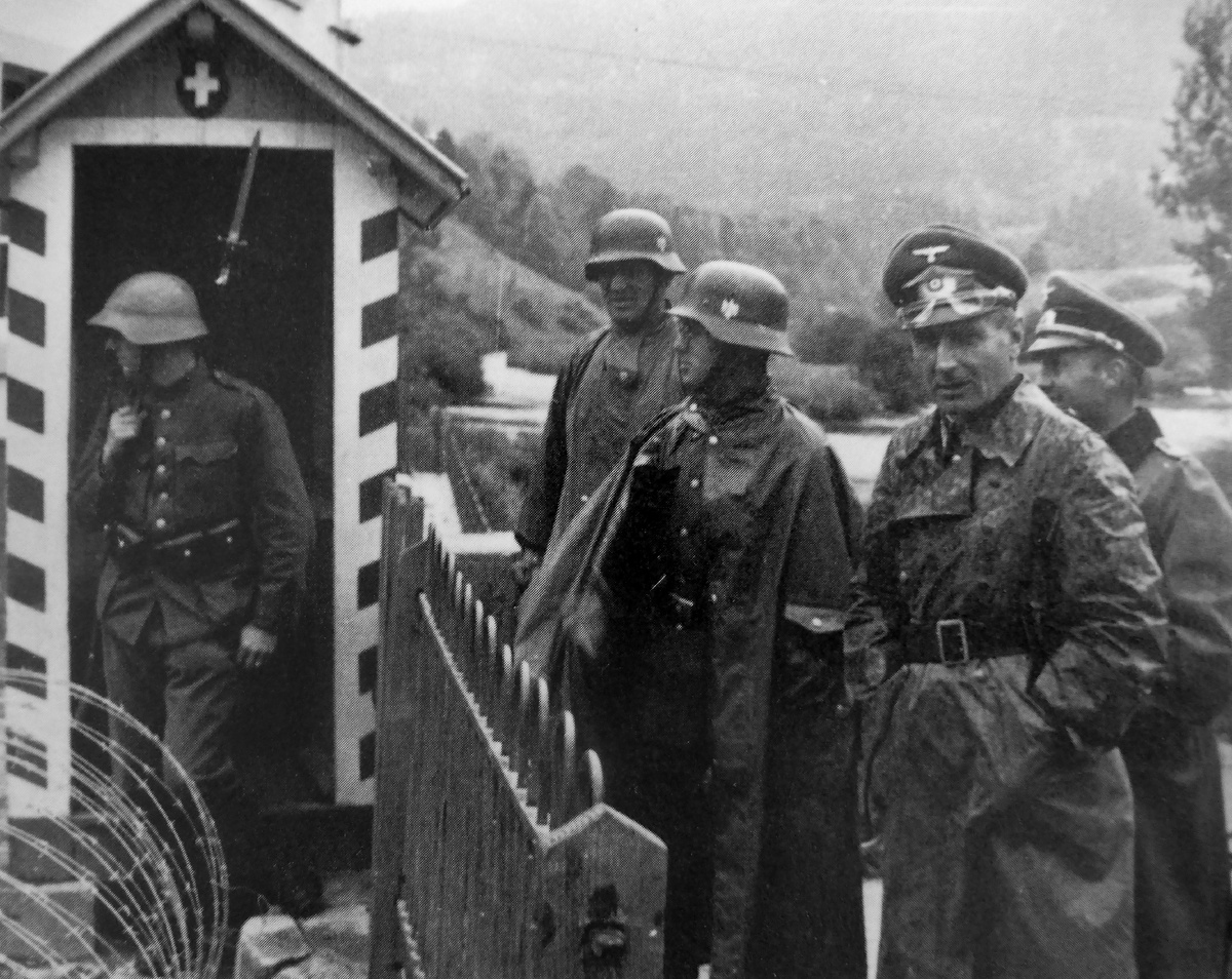 Генерал-майор вермахта В. фон Лангерман на франко-швейцарской границе, июнь 1940 года.