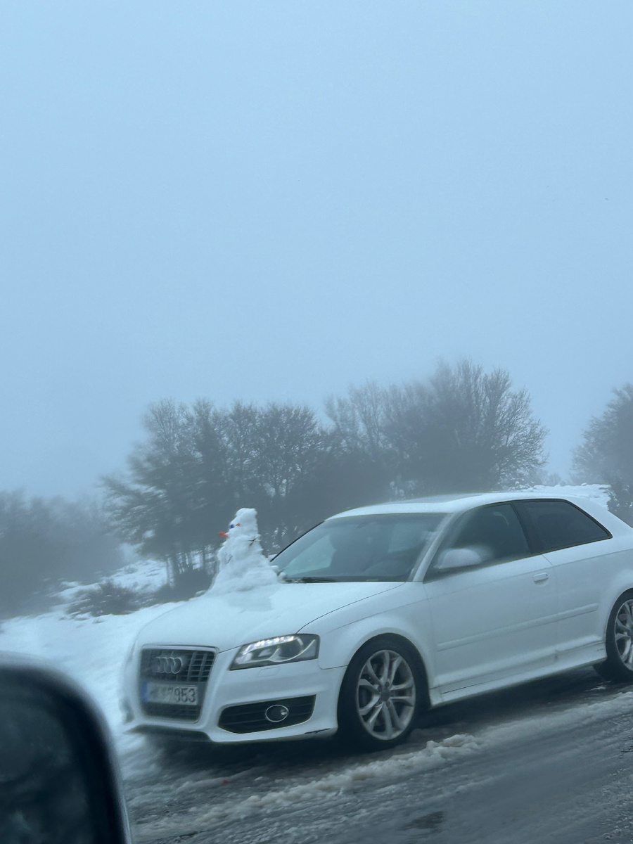 На Крите если добрался до снега, то снеговика нужно сделать непременно на капоте, тогда спустишься вниз, и все будут завидовать (фото из архива автора)