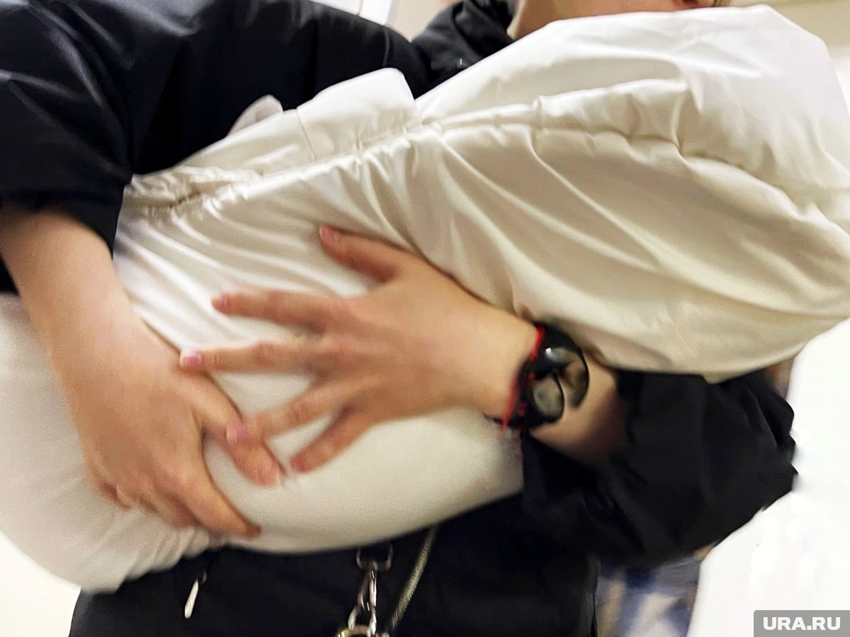     Вместо привычного конверта родители получают яркие новогодние костюмы для своих малышей