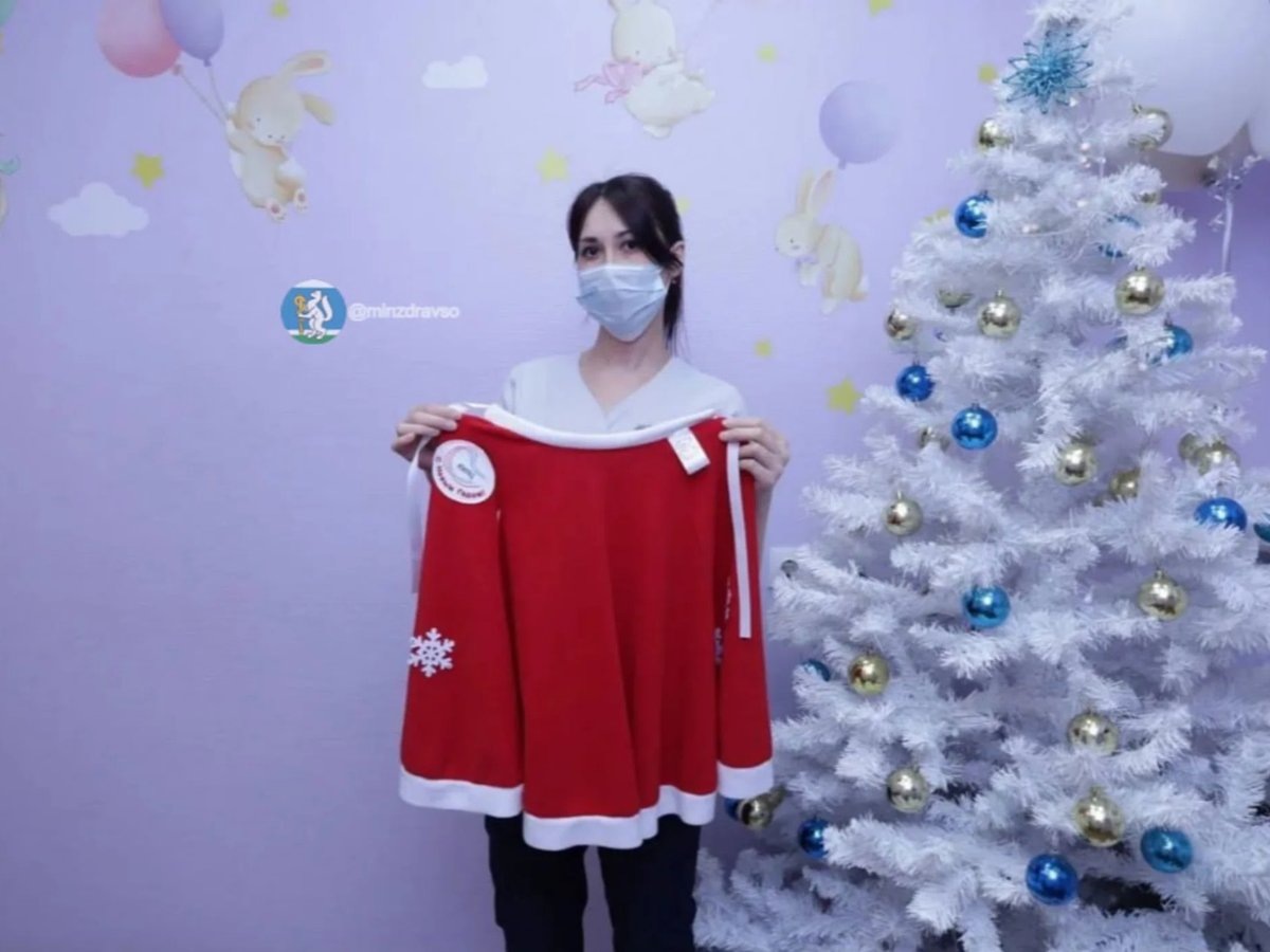    Дарить малышам новогодние костюмы — давняя традиция роддома