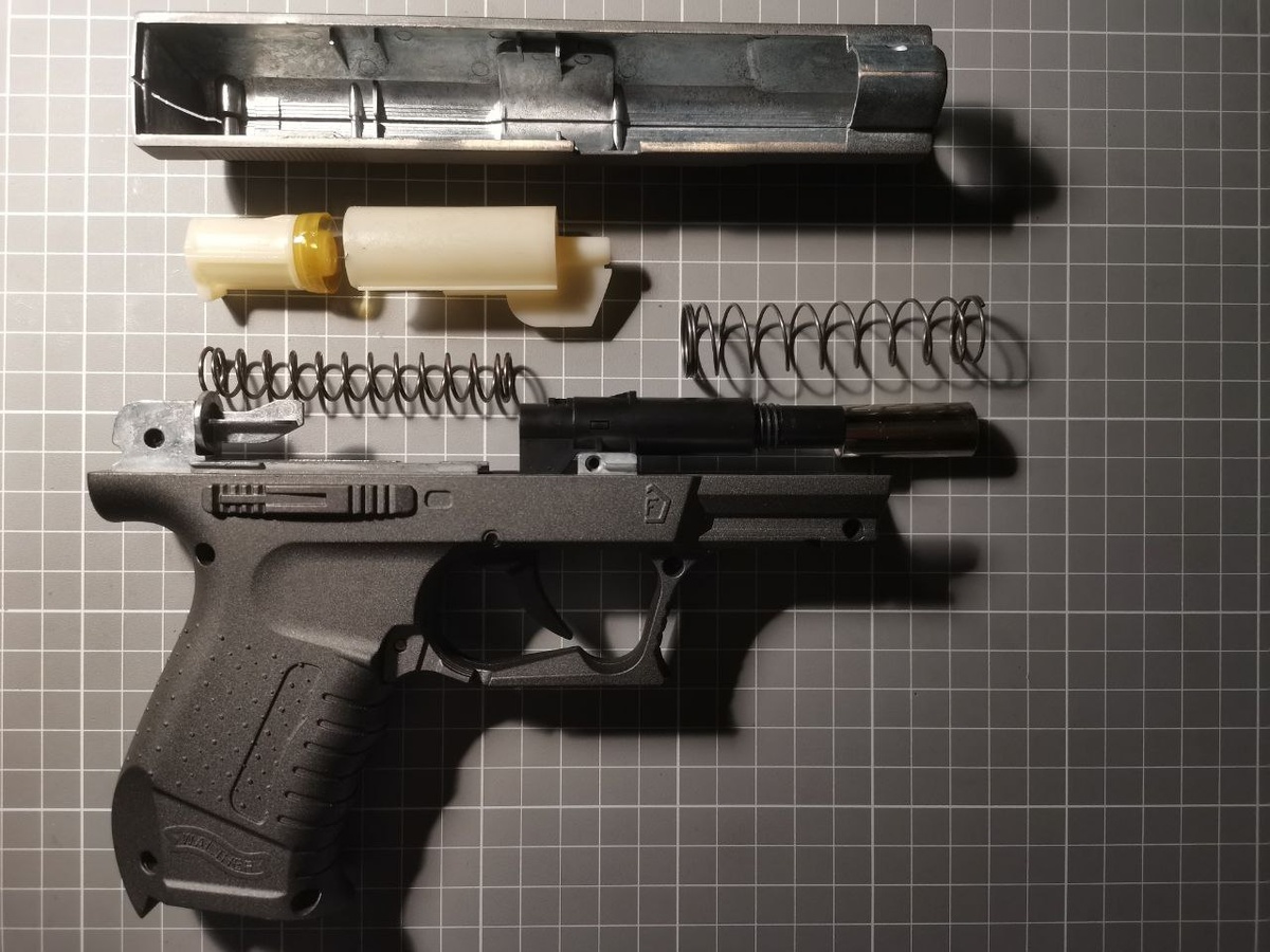 Начинаем разборку по классике с раскручивания и отделения затвора пистолет