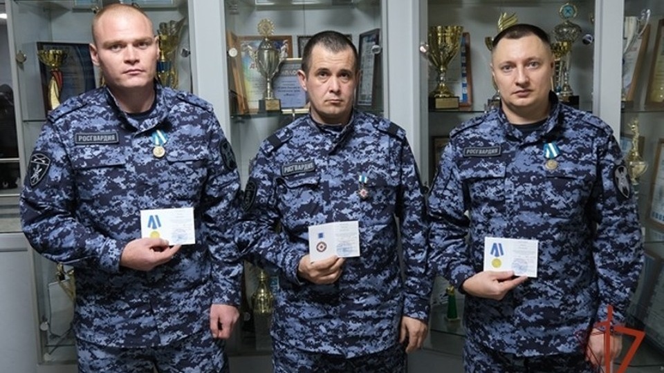 На Алтае росгвардейцев наградили медалями МЧС за героизм при спасении людей