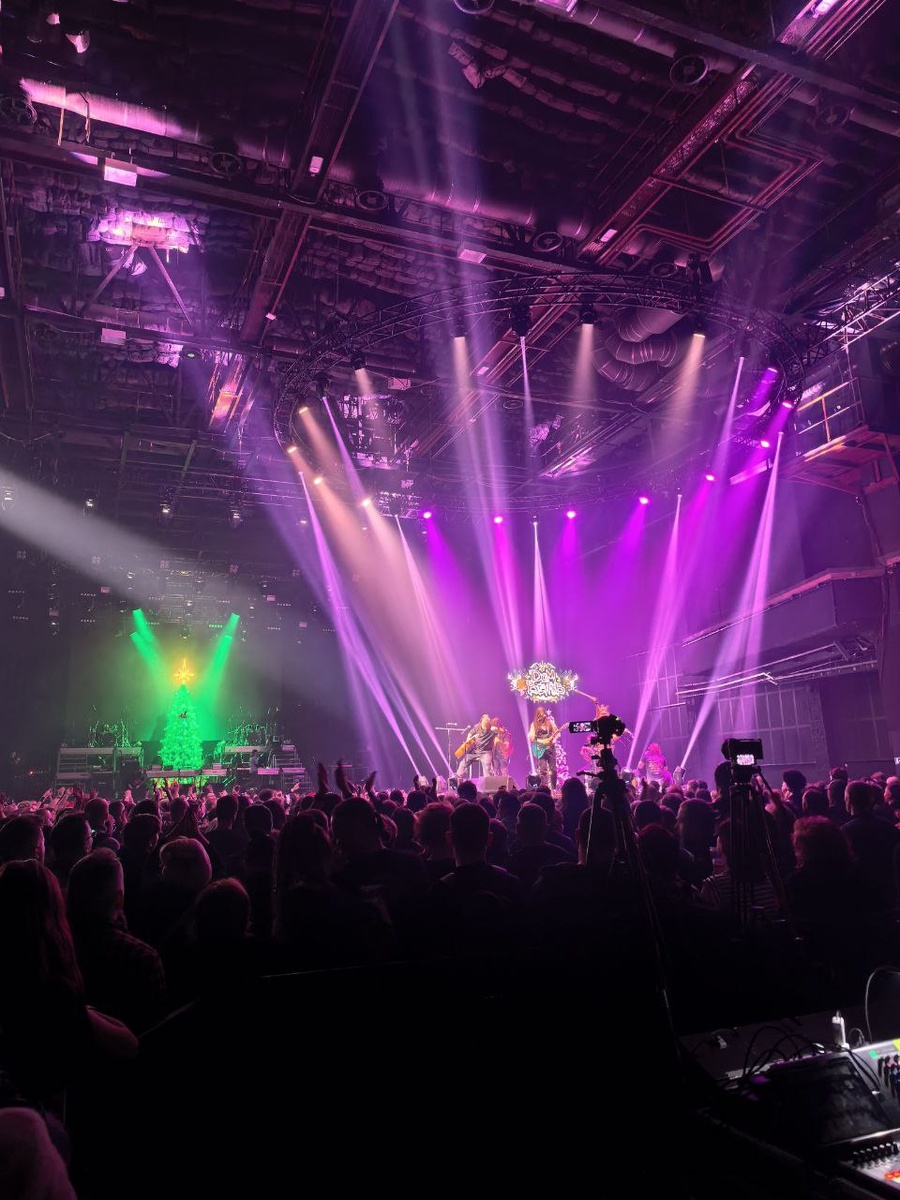 Две сцены в одном зале. Фото автора блога