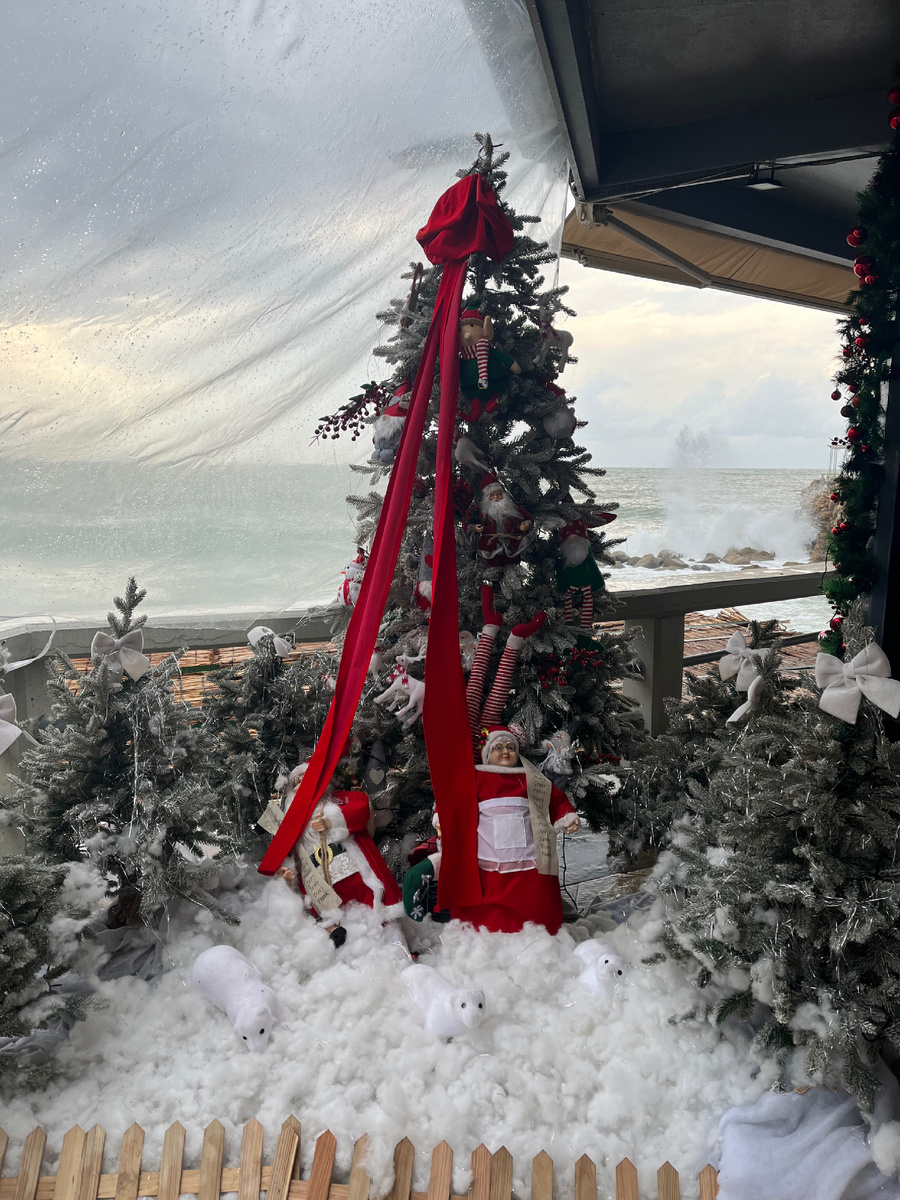 Перед  входом в ресторан тоже новогодняя композиция.