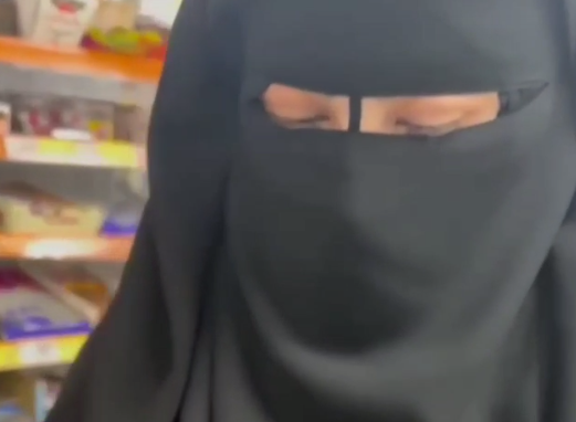 "Я не сниму и вы не заставите" - женщина в черном одеянии взбунтовалась и стала попрекать "крышей" в ответ на замечание