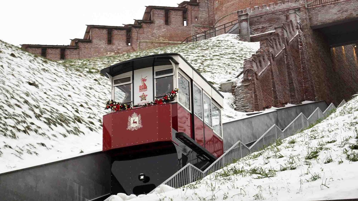 Уникальность Нижегородского фуникулера в том, что это первый фуникулер нашей страны и единственный, который проходит под кремлевской стеной