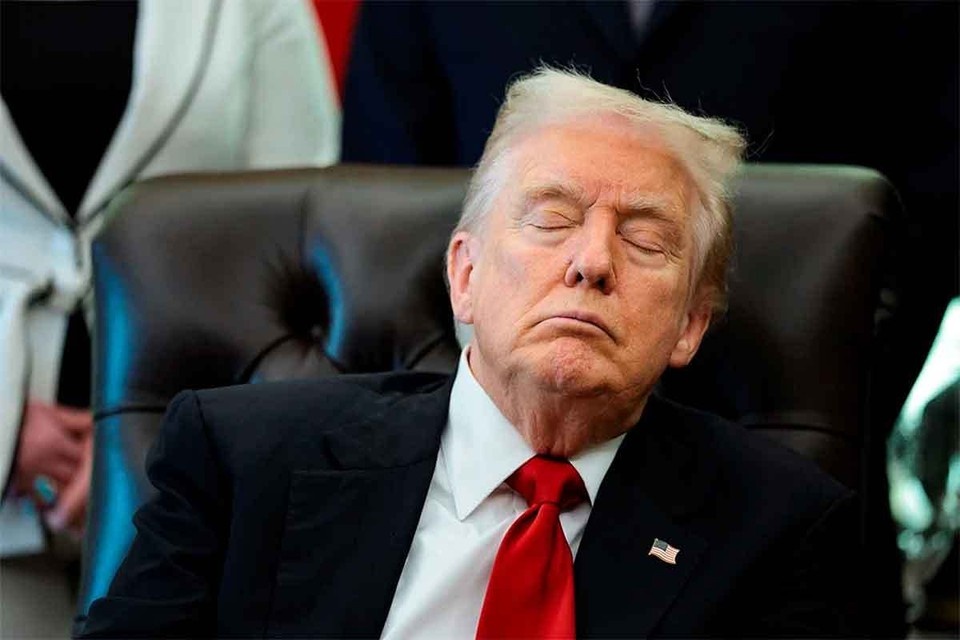    Во время скучного заседания 79-летний Трамп задремал в кресле REUTERS