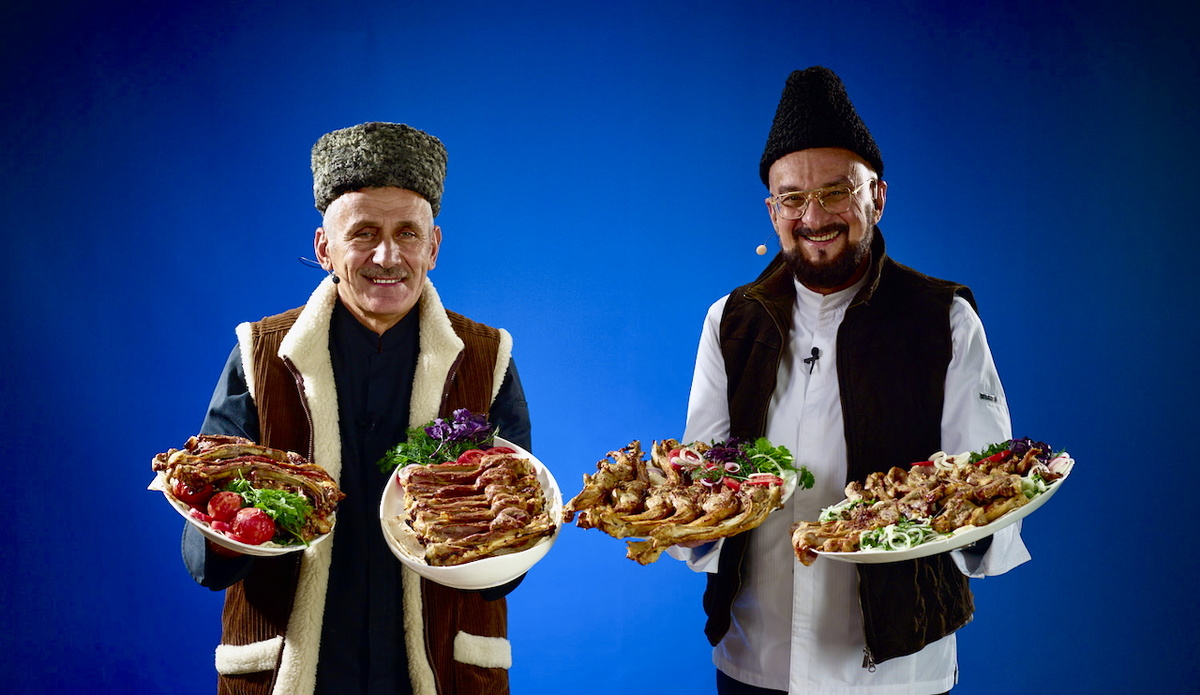 Я и Эльмаз Ахмадов с превосходными шашлыками.