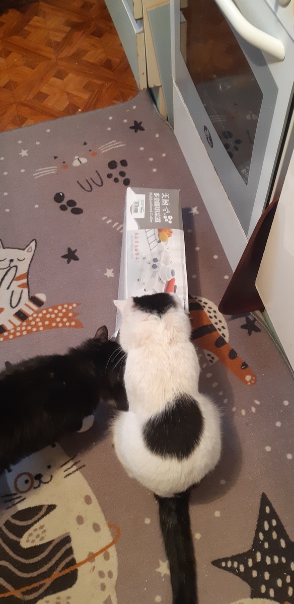 -"Не лезь, это мне выдали на складе!"-" А что там?" -"Потайная дверца - вот что!"