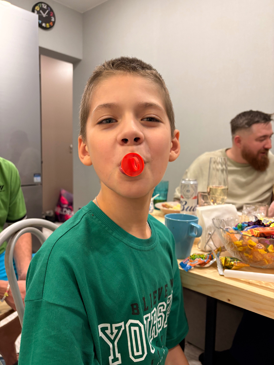 За столом, играем