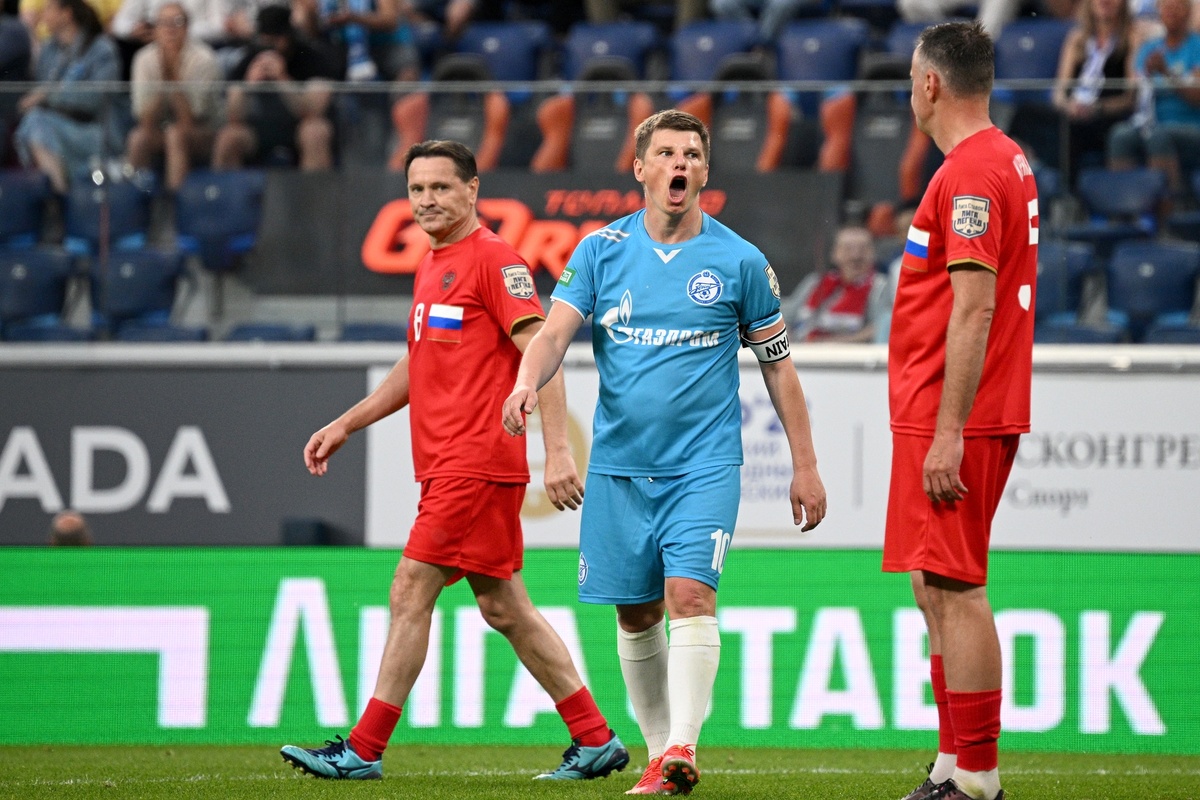     Дмитрий Аленичев, Андрей Аршавин и Андрей Каряка (слева направо) в ретроматче Лиги легенд по футболу. / РИА Новости / Алексей Филиппов