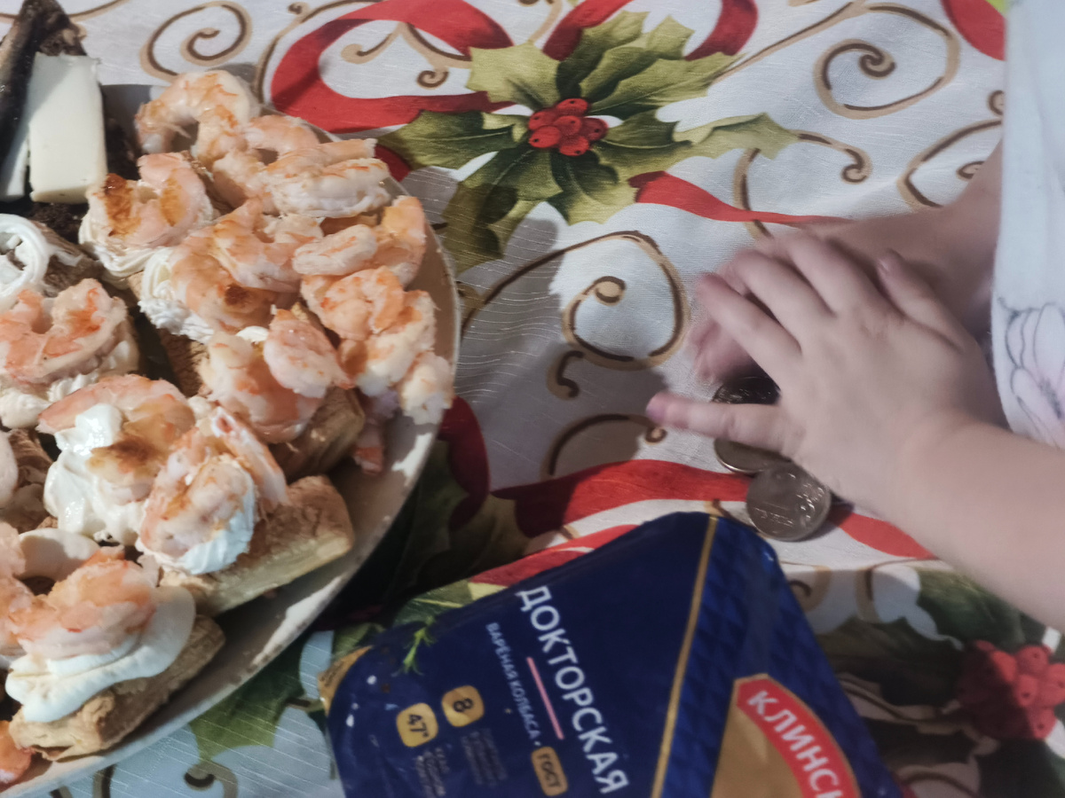 Пока мы на кухни резали салаты Киса достала из папиной сумки мелочь и напихала в бутерброды🤣