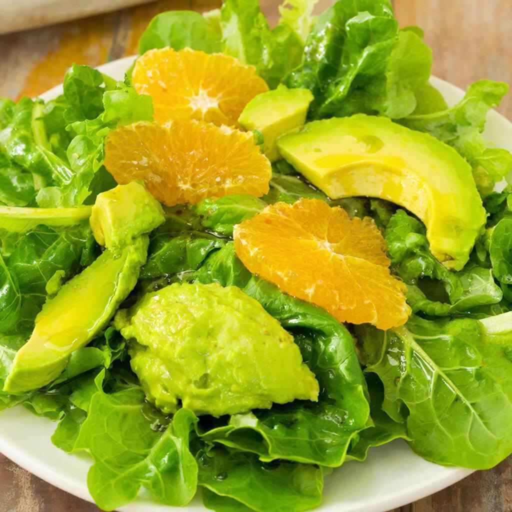 Фрукты в сочной зелени: Легкость и свежесть на вашем столе 