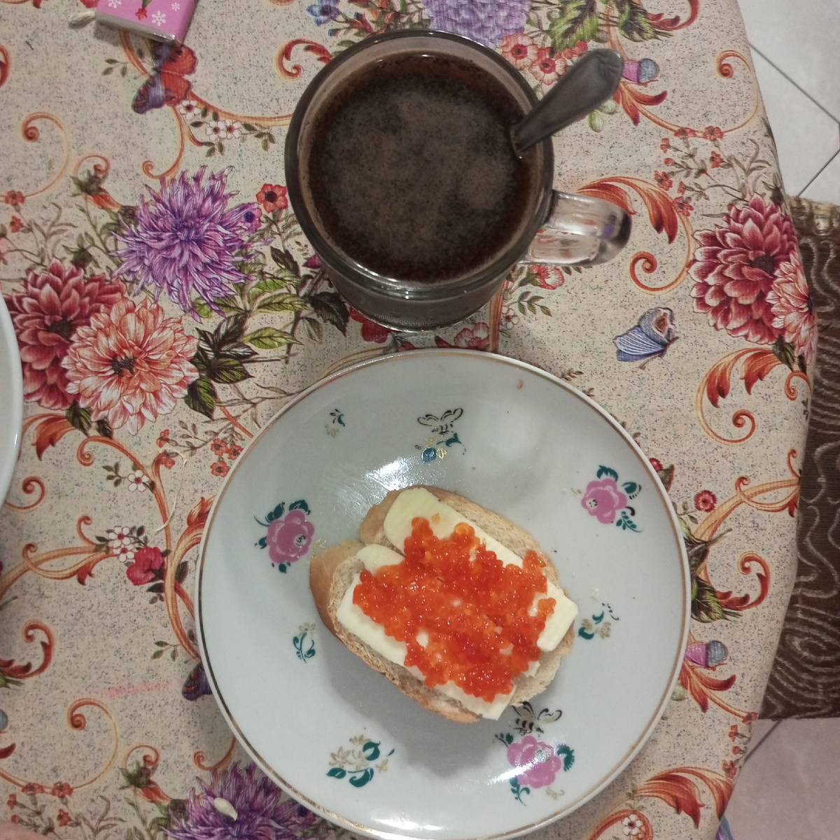 Завтрак. Кофе, бутер с икрой и... 