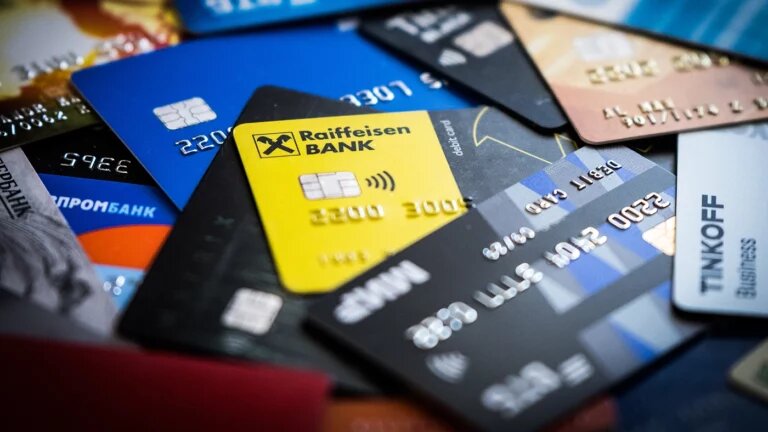 Деньги с карт исчезают за одну ночь: что на самом деле происходит с кредитными лимитами в России